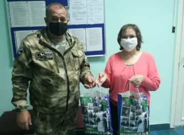 Сальские поисковики передали соцслужбам ещё 120 масок и Георгиевских ленточек
