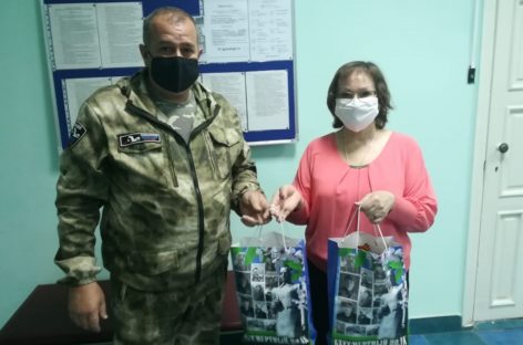 Сальские поисковики передали соцслужбам ещё 120 масок и Георгиевских ленточек