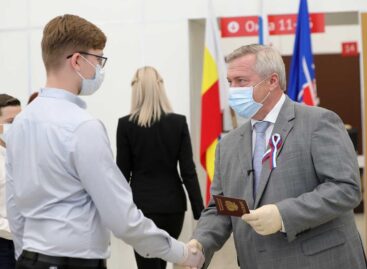 Донской губернатор вручил паспорта юным гражданам России