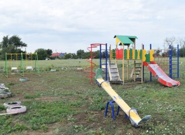 Активисты села Ивановка организовали детскую площадку