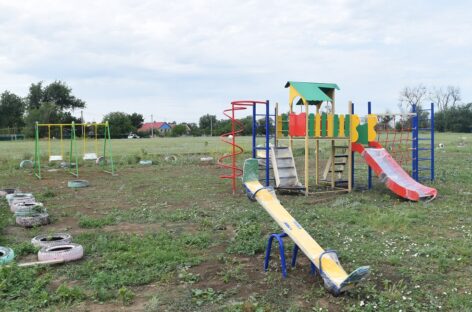 Активисты села Ивановка организовали детскую площадку