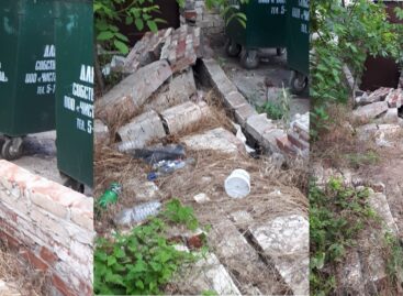 В Сальске на месте контейнерной площадки для сбора мусора остались одни развалины