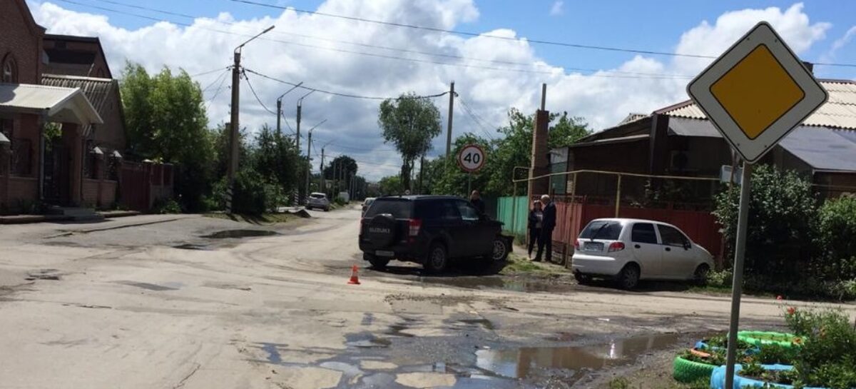 В центре Сальска столкнулись две иномарки