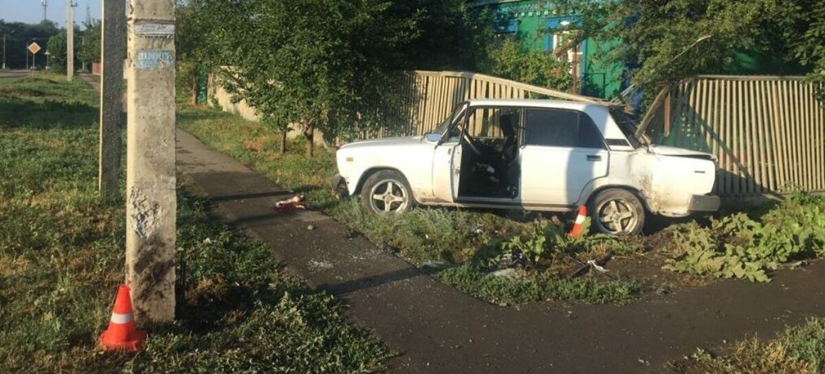 На Заречье машина съехала на обочину и врезалась в забор