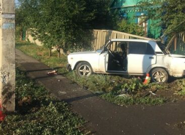 На Заречье машина съехала на обочину и врезалась в забор