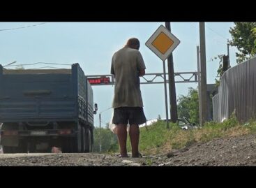В Сальске, на обочине улицы Трактовой, целыми днями стоит под солнцем больного вида парень