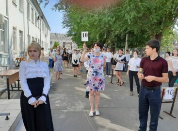 Стобалльников пока нет, но до 90 баллов сальские выпускники добрались