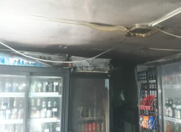 В Сальске из-за замыкания в двигателе холодильника случился пожар в торговом павильоне