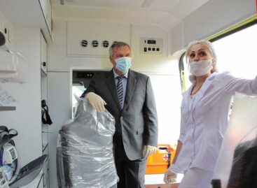 Глава Дона вручил ключи от новых реанимобилей