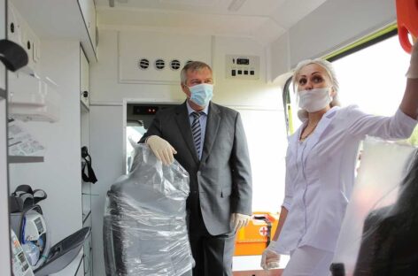 Глава Дона вручил ключи от новых реанимобилей