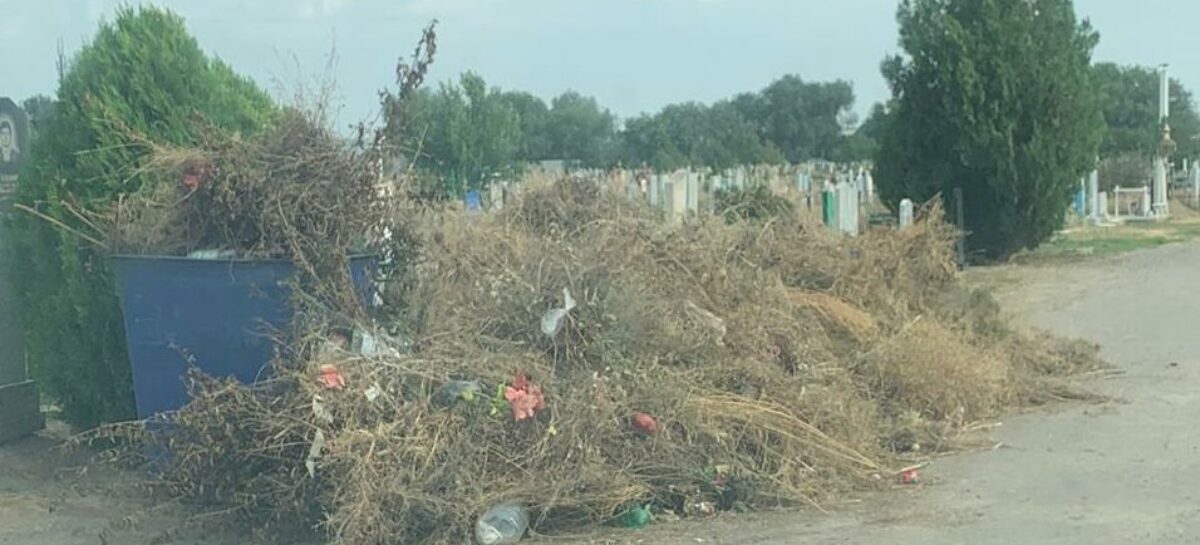 Почему на новом кладбище в Сальске снова появились мусорные кучи?
