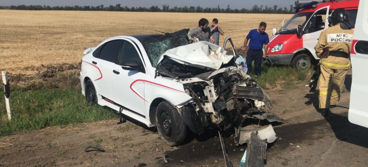 В Сальском районе водитель на «Ладе Весте» въехал в попутный  КамАЗ
