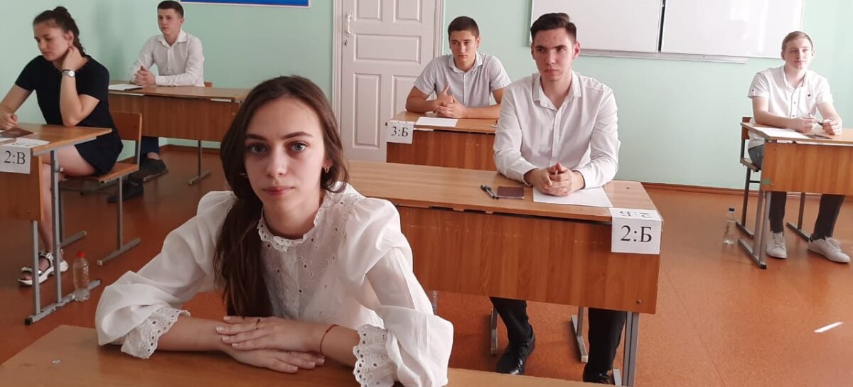 Прямо сейчас одиннадцатиклассники школ Сальского района сдают самый массовый ЕГЭ – по русскому языку
