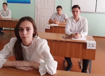 Прямо сейчас одиннадцатиклассники школ Сальского района сдают самый массовый ЕГЭ – по русскому языку