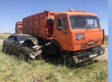 В Сальском районе КамАЗ подмял иномарку