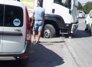 В центре Сальска под большегрузной фурой провалился асфальт