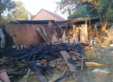 В Ивановке в частном дворе горели хозяйственные постройки
