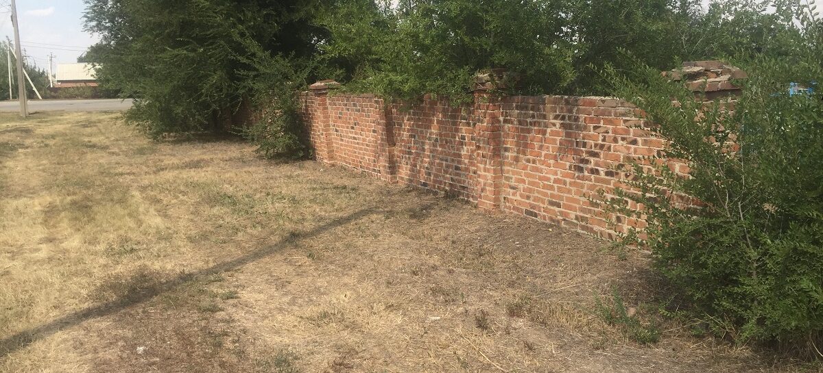 «Сделаем вместе»: в Сальске продолжится благоустройство старого кладбища