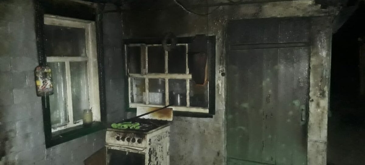 Сальчанин курил под навесом, а после случился пожар