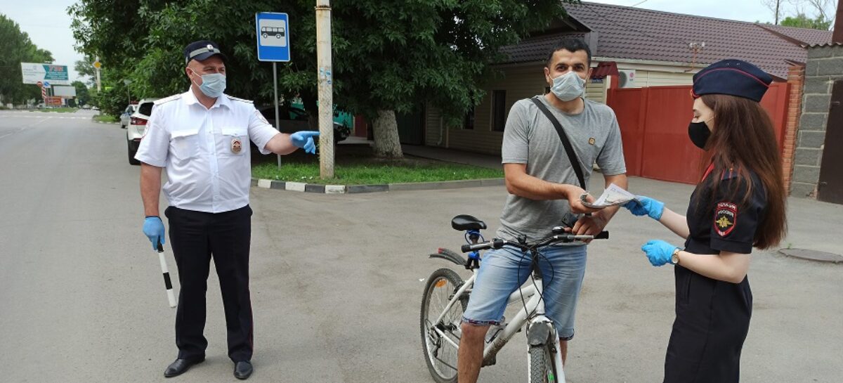 Сотрудники ГИБДД следят за порядком на дорогах Сальского района