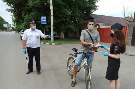 Сотрудники ГИБДД следят за порядком на дорогах Сальского района