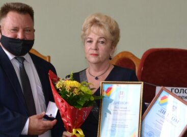 День учителя в связи с пандемией проходит в необычном формате, но торжественную церемонию награждения никто не отменял