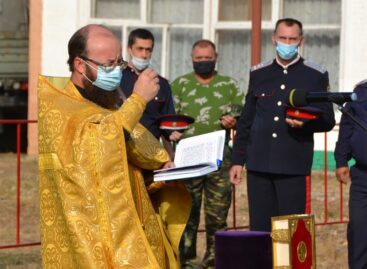 В Крученой Балке освящен поклонный крест на месте строительства нового храма