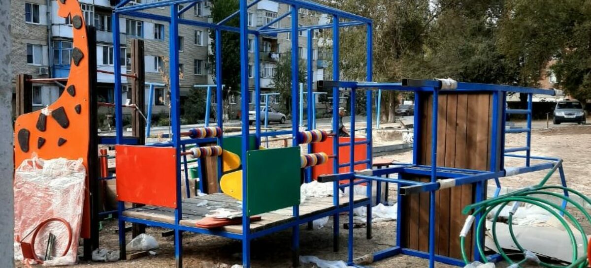 В микрорайоне «Семь ветров» начали устанавливать детский городок