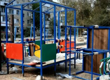 В микрорайоне «Семь ветров» начали устанавливать детский городок