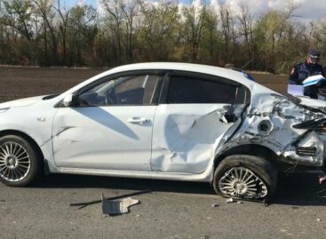 В Сальском районе «КамАЗ» помял «Kia»