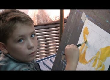 Ученики Сальской школы искусств поют и рисуют жуков на осенних листьях
