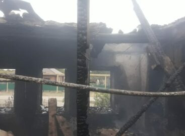 В Сальском районе полностью сгорел дом, где проживала многодетная семья