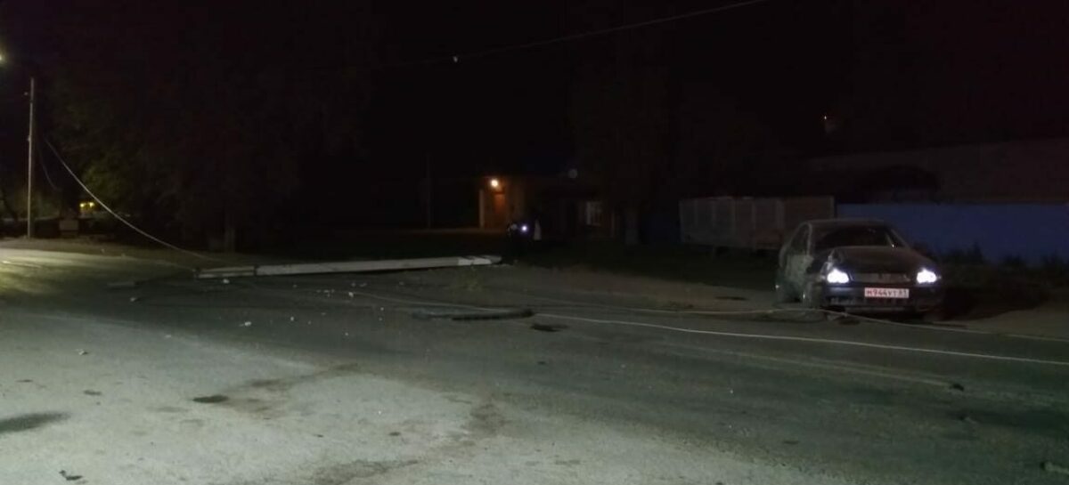 Сальчанин на иномарке поздним вечером сбил столб ЛЭП
