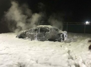 В Сальске, у четвёртой школы, пылало такси