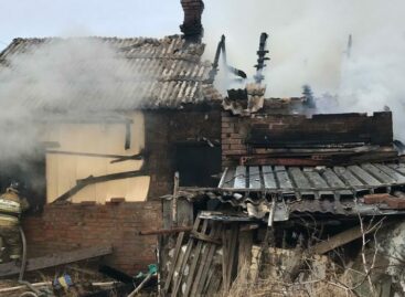 В Сальске загорелся заброшенный дом