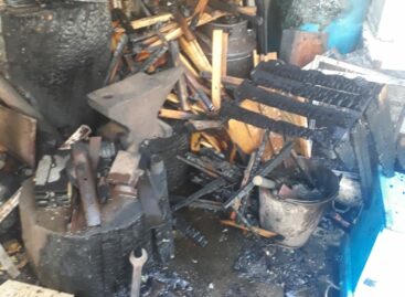 В Сальском районе пожилой мужчина пытался сам потушить пожар, но не смог