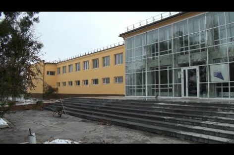 Капитальный ремонт в Сеятеле: фасад ДК приобрел лимонный оттенок