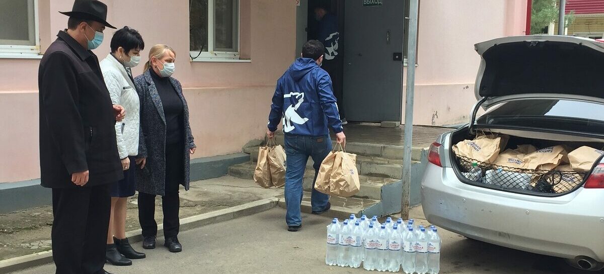 Волонтеры доставили в госпиталь Сальского района продуктовые наборы врачам и питьевую воду