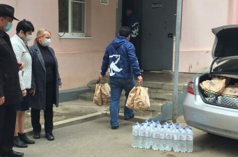 Волонтеры доставили в госпиталь Сальского района продуктовые наборы врачам и питьевую воду