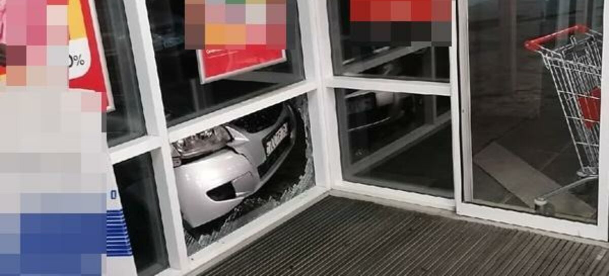 В Сальске «Приора» въехала в витрину гипермаркета