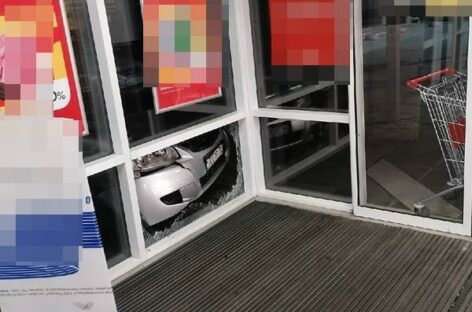 В Сальске «Приора» въехала в витрину гипермаркета