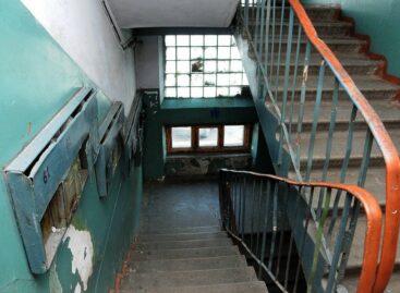 Жильцы многоквартирного дома в Сальске устали жить с облупившейся краской на стенах в подъездах