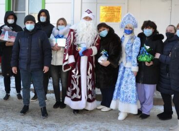 Витамины — медицине: сальские медики получили приятный праздничный подарок