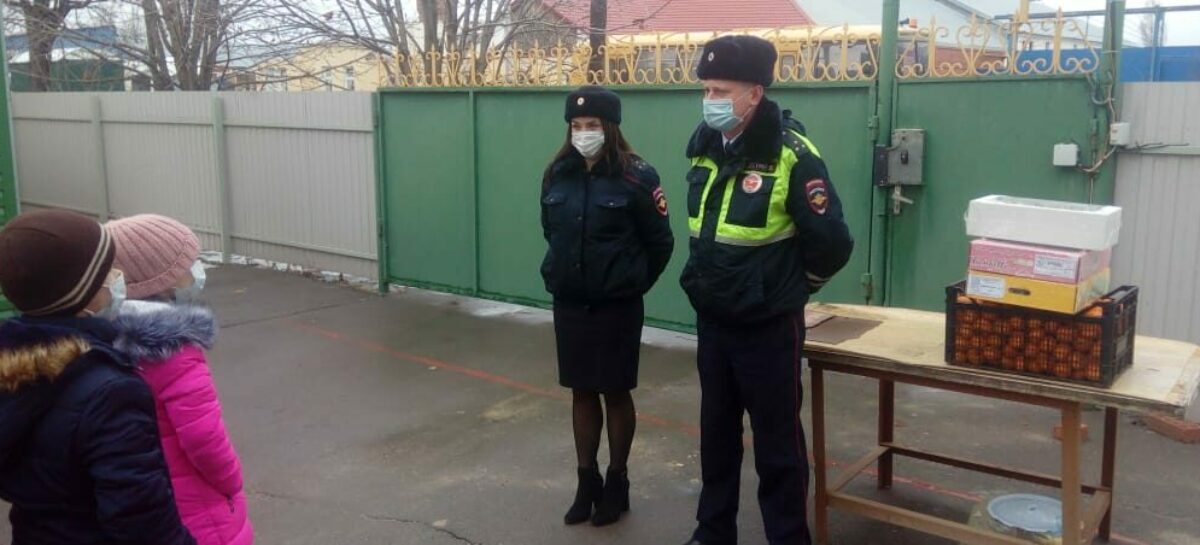 Сальские полицейские поздравили детей в приюте