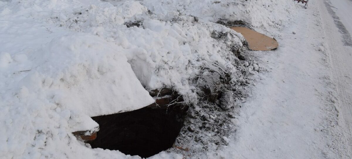 На улице Крупской в Сальске водопроводные люки во время чистки снега срезало как ножом