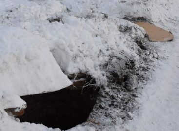 На улице Крупской в Сальске водопроводные люки во время чистки снега срезало как ножом