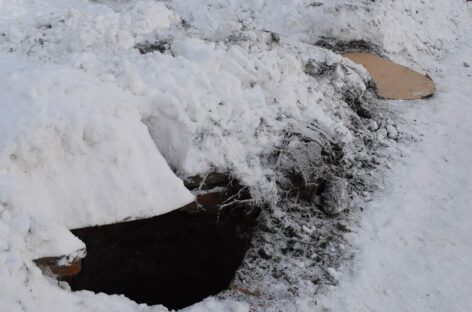На улице Крупской в Сальске водопроводные люки во время чистки снега срезало как ножом