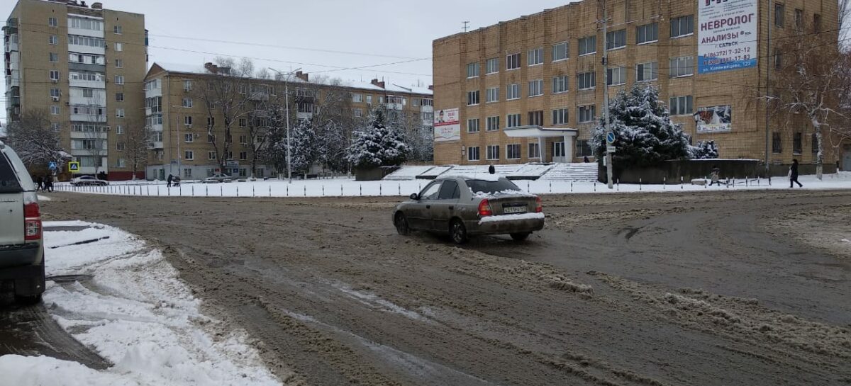 ГИБДД Сальска напоминает водителям и пешеходам о внимательности на дорогах зимой