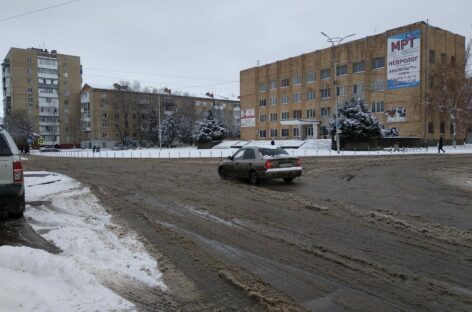 ГИБДД Сальска напоминает водителям и пешеходам о внимательности на дорогах зимой