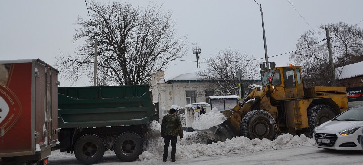 Прохожие пробивали себе дорогу в сугробах, а водители едва справлялись с управлением на заснеженных дорогах